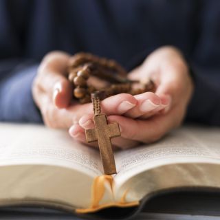 👉 RUŽENCE 🎉📿 od Stella Sperky Eshop Tradičné drevené, desiatkové so svätou pôdou alebo kovové❓ V Stella Šperky Eshop...