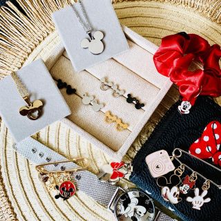 Nikto není dosť starý 👱‍♀👵 aby mal rád rozprávky 📺 Objav v sebe roztomilé dievčatko so šperkom s rozprávkovým...